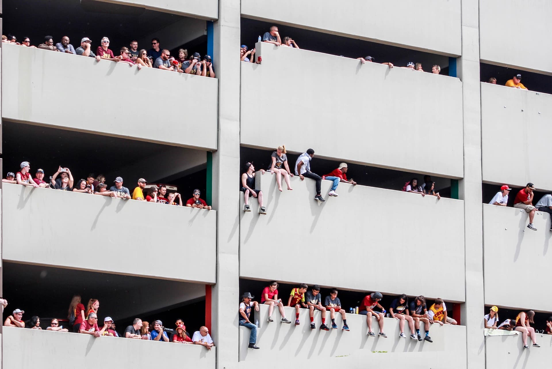 En la imagen se ve un grupo de estudiantes asomados a las ventanas de un edificio