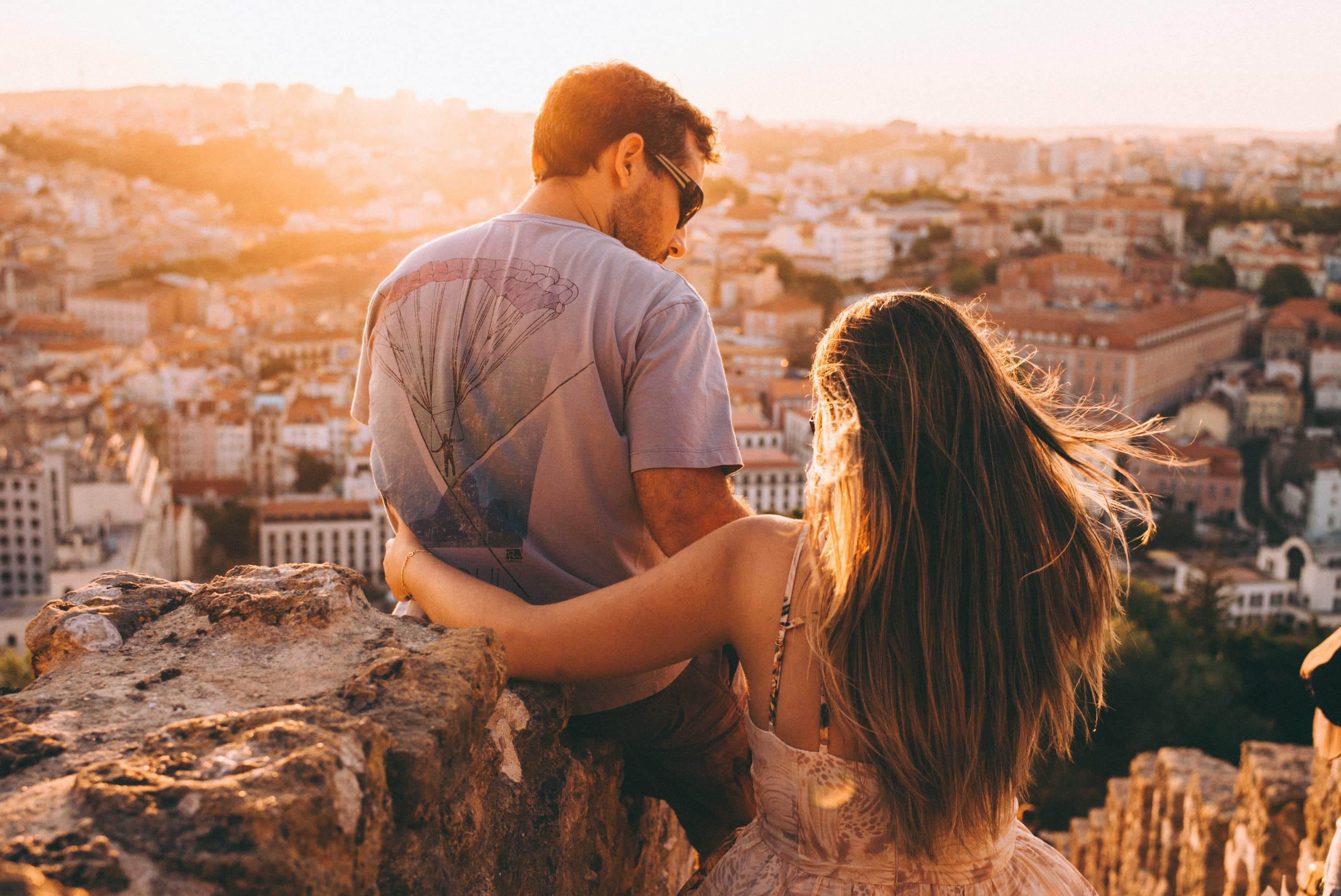 En la foto se ve una pareja viendo una puesta de sol